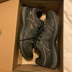 KEEN hiking shoes. Terrradora WP. Size 6 grey